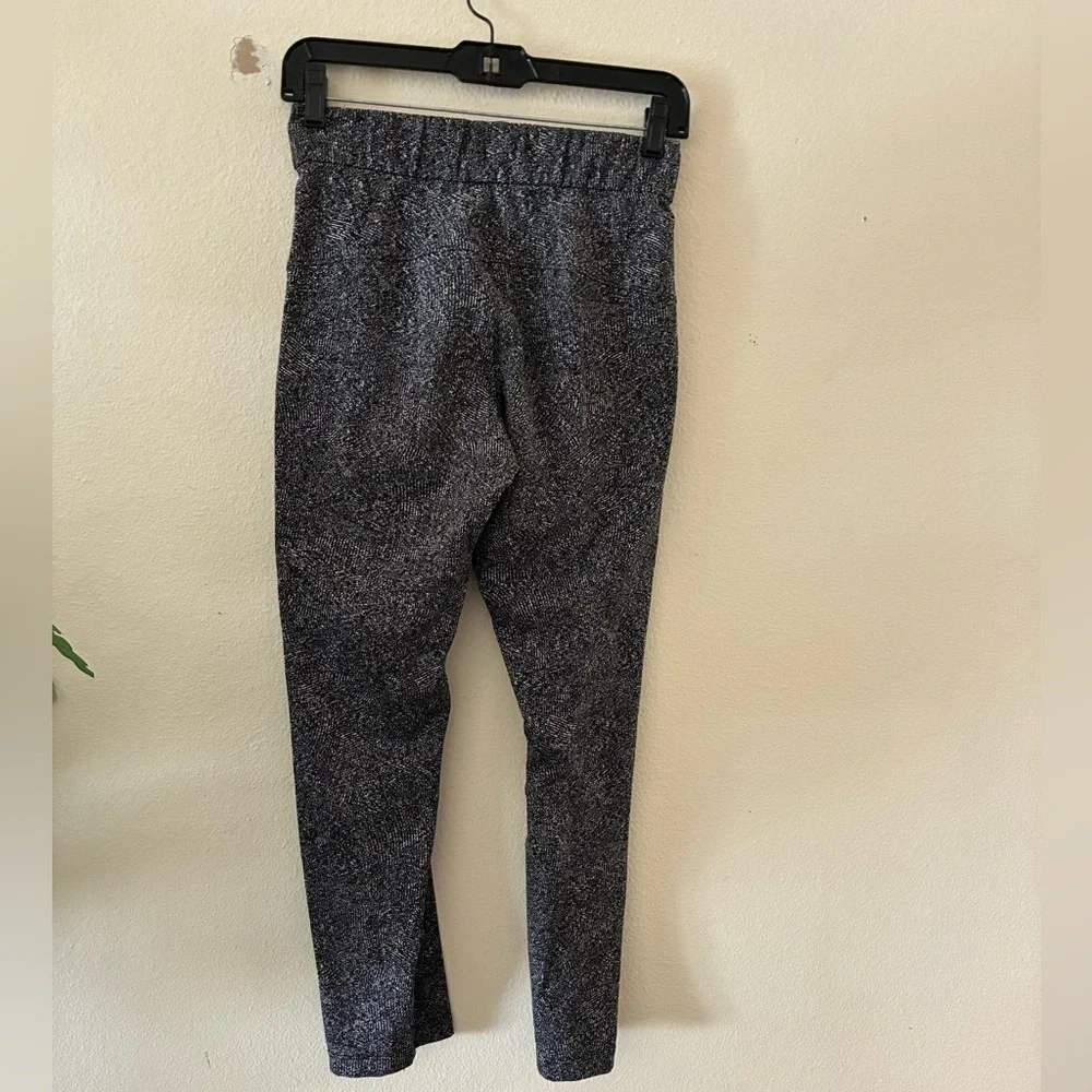 Lululemon Women’s On The Fly joggers black and white feathered jacquard Size 2